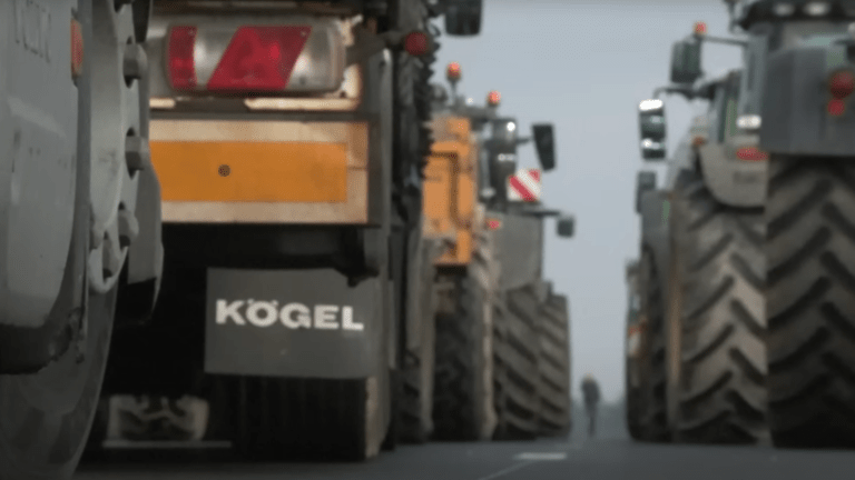 Blocage des autoroutes agricoles : Des préoccupations pressantes déclenchent des manifestations dans toute la France